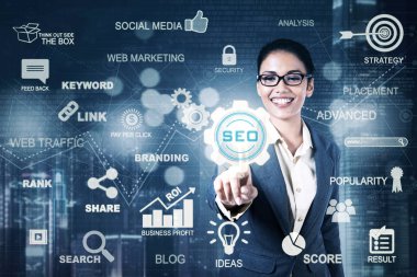 Genç işkadını Seo simgesi presler
