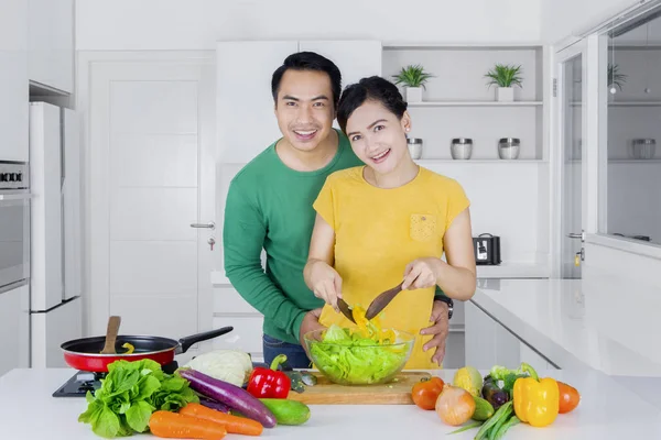 Casual paar koken van groenten — Stockfoto