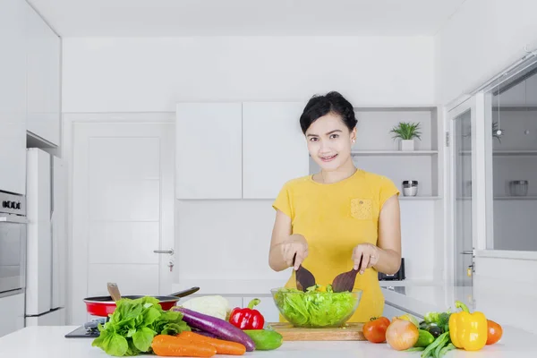 Casual kvinna matlagning grönsaker — Stockfoto