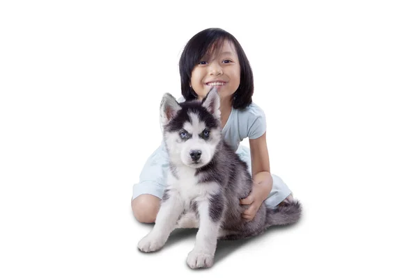 Sevimli kız studio üzerinde husky köpek yavrusu ile çalış — Stok fotoğraf