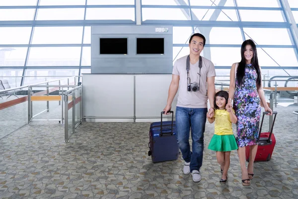 Familie geht im Flughafenterminal spazieren — Stockfoto