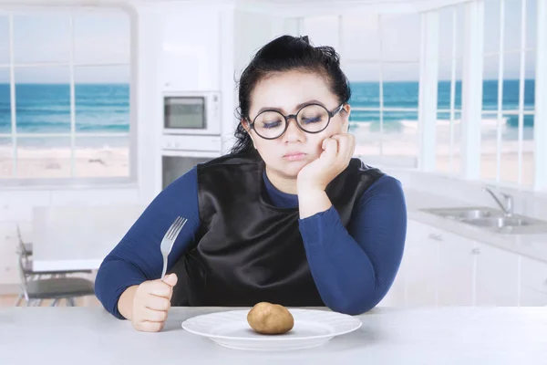 Şişman kadın haşlanmış patates arıyorsunuz — Stok fotoğraf