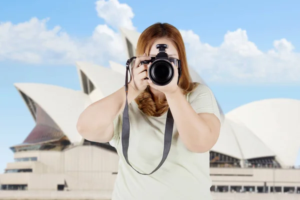 Tlustá žena s digitálním fotoaparátem v Sydney — Stock fotografie