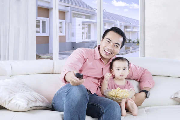 Padre y niña ven la televisión juntos — Foto de Stock