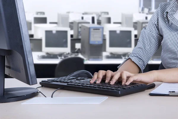 Γυναίκα υπάλληλος με υπολογιστή στο γραφείο — Φωτογραφία Αρχείου