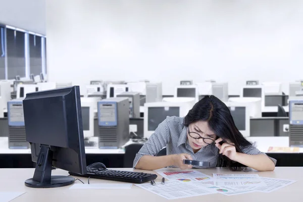 Empresaria con lupa y gráfico — Foto de Stock