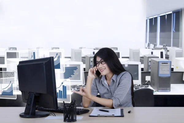 Kvinnlig arbetstagare talar tillväxt diagram per telefon — Stockfoto