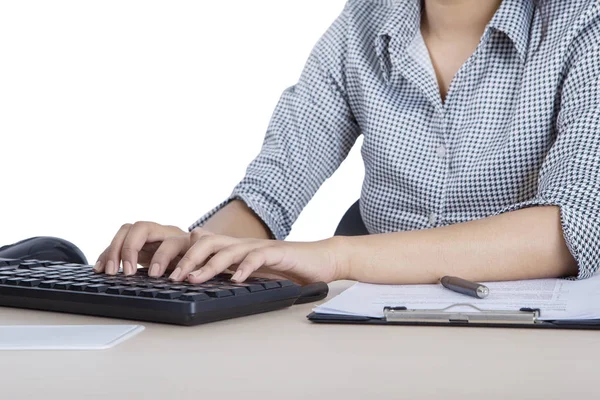 Trabajadora con teclado de ordenador en estudio —  Fotos de Stock