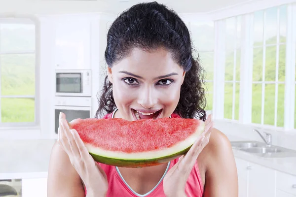 Chamtivý indiánka jíst meloun — Stock fotografie