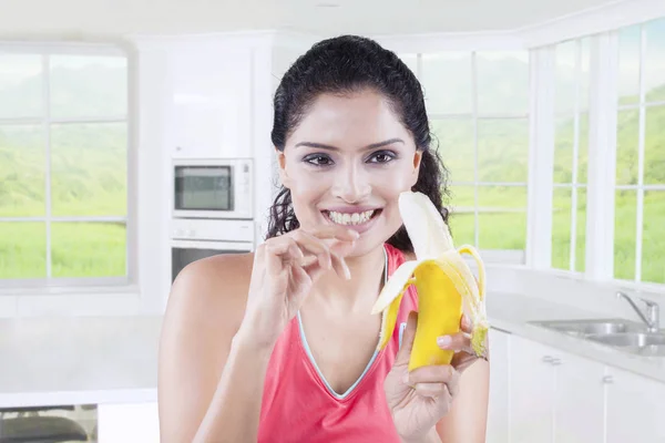Индийская женщина с спелым бананом — стоковое фото