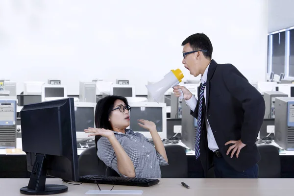 Leader rimprovera il suo dipendente con il megafono — Foto Stock