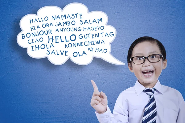 Μικρό αγόρι μαθαίνει πολύγλωσσο — Φωτογραφία Αρχείου