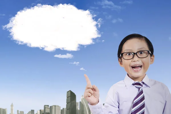 Μικρό αγόρι με ένα σύννεφο φούσκα — Φωτογραφία Αρχείου