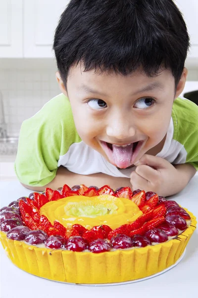 Liten pojke med en jordgubbs paj — Stockfoto