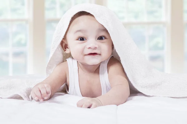 Criança masculina com um rosto bonito na cama — Fotografia de Stock