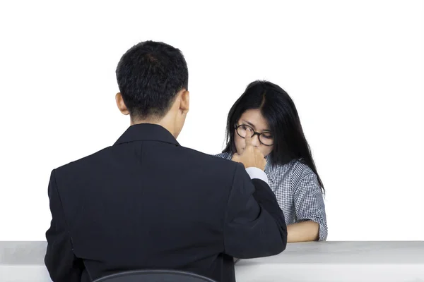 Mujer nerviosa en entrevista de trabajo — Foto de Stock