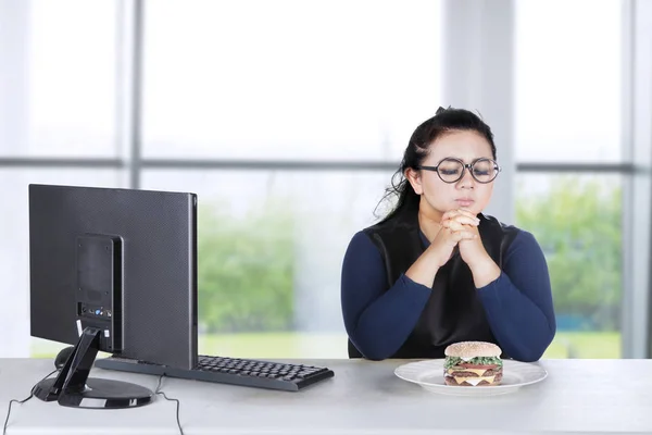 비만 여성 주저 집에서 햄버거를 먹고 — 스톡 사진