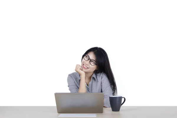 Nachdenkliche Geschäftsfrau mit Laptop und Kaffee — Stockfoto