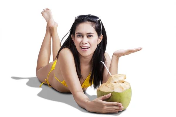 Mulher sorridente segurando bebida de coco — Fotografia de Stock