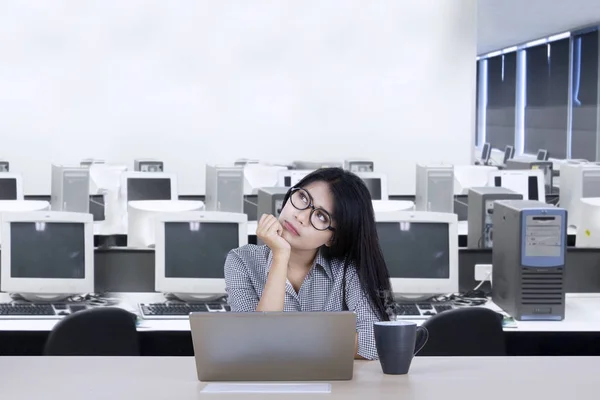 Mujer de negocios reflexiva con un ordenador portátil —  Fotos de Stock