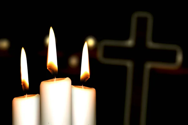 Tři svíčky a symbolu kříže — Stock fotografie