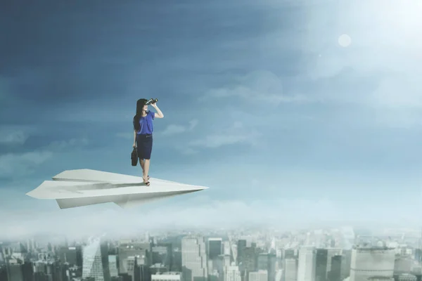 纸飞机飞的年轻女商人 — 图库照片
