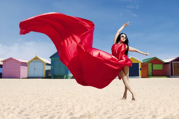 Jeune modèle posant avec robe rouge — Photo