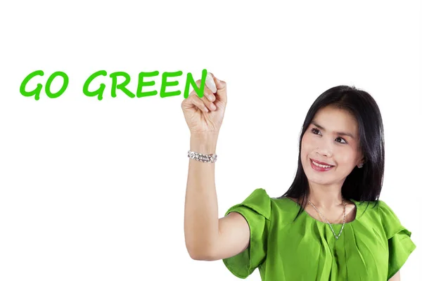 Frau schreibt grün — Stockfoto