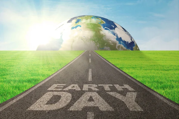 Estrada com globo e texto do Dia da Terra — Fotografia de Stock