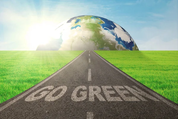 Estrada com globo e Go Green texto — Fotografia de Stock