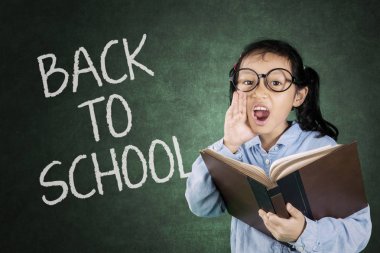 Sevimli öğrenci sınıfta çığlık