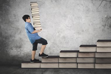 İlköğretim öğrenci merdiven kitap taşıma