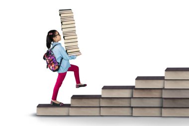 İlköğretim öğrenci yığın kitap taşıma 