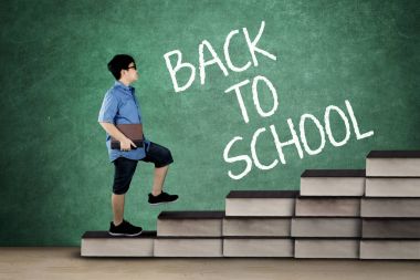 İlköğretim öğrenci kitap merdiven üzerinde yürüme 