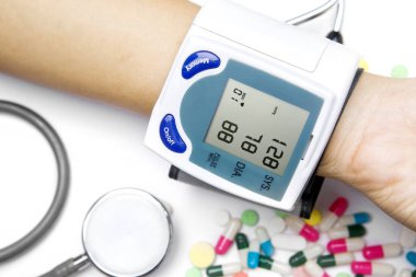 İzometrik tıbbi Tonometer hasta el üzerinde