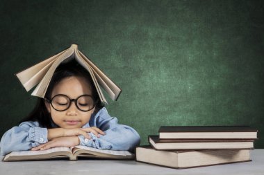 Küçük öğrenci Danışma kitap okuma 