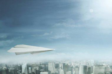 Kent üzerinde uçan kağıt uçak