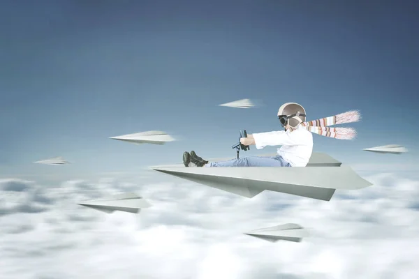 Хлопчик керує паперовим літаком — стокове фото