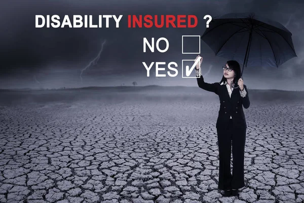 Affärskvinna med text av funktionshinder försäkrad — Stockfoto