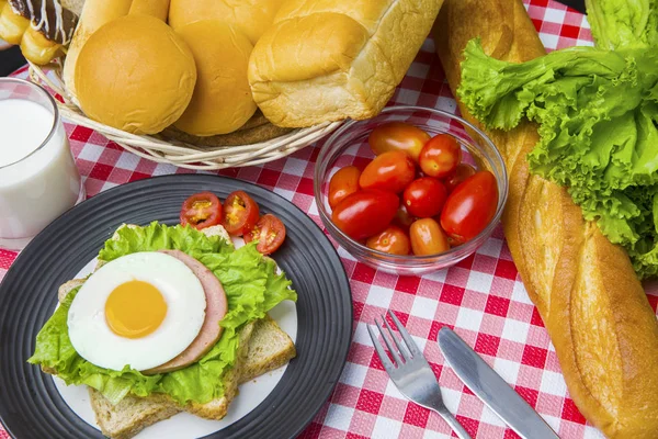 Sandwich de huevo con panes y leche —  Fotos de Stock