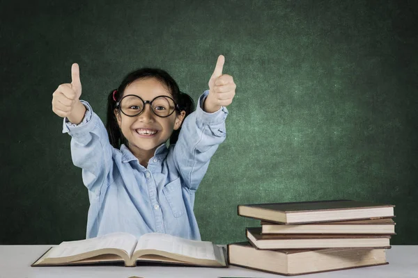 Estudiante de primaria mostrando signo ok —  Fotos de Stock