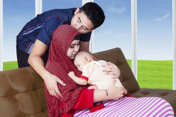 Bayi tak berdosa dengan orang tua muslim — Stok Foto