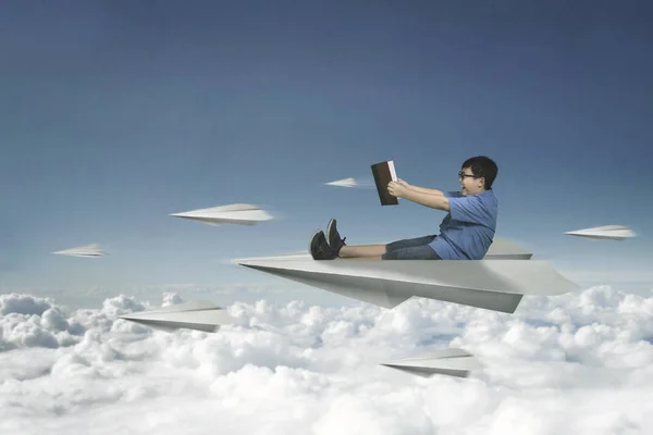 Kleine jongen vliegen met papier vliegtuig — Stockfoto