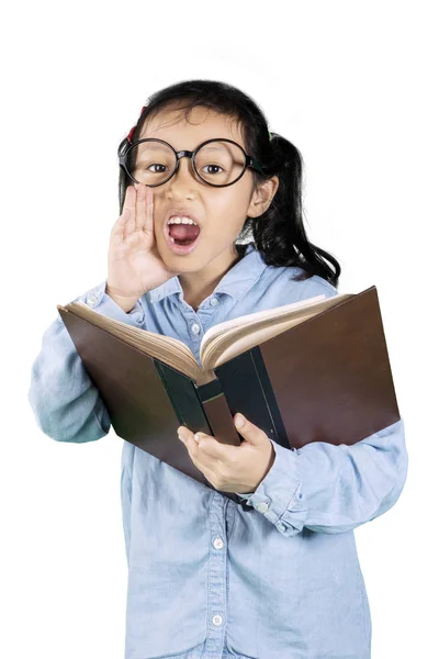 Menina gritando no estúdio — Fotografia de Stock