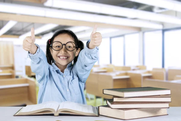 Kleines Mädchen zeigt Ok-Geste im Klassenzimmer — Stockfoto