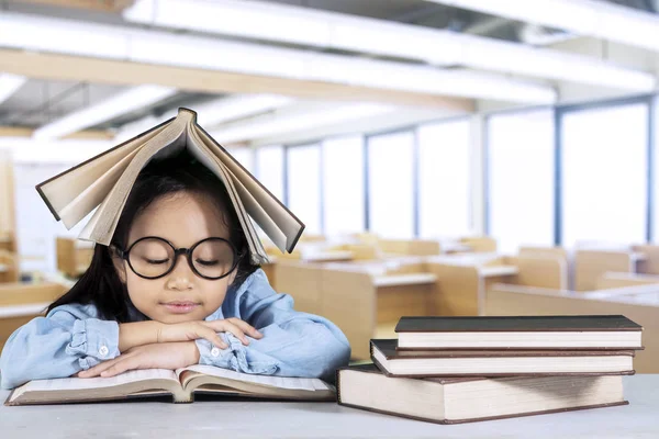 Libro di testo di lettura degli studenti primari in classe — Foto Stock