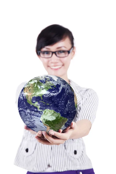 Femme d'affaires avec un globe — Photo