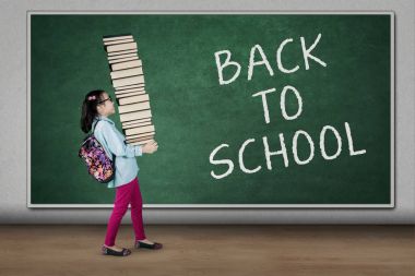 Öğrenci okul metin geri kitaplarla taşır