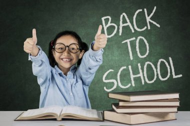 Öğrenci kitapları ile ok jest masanın üzerinde gösterilen