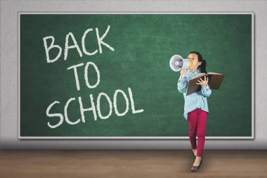 Megafon sınıfta konuşan öğrenci